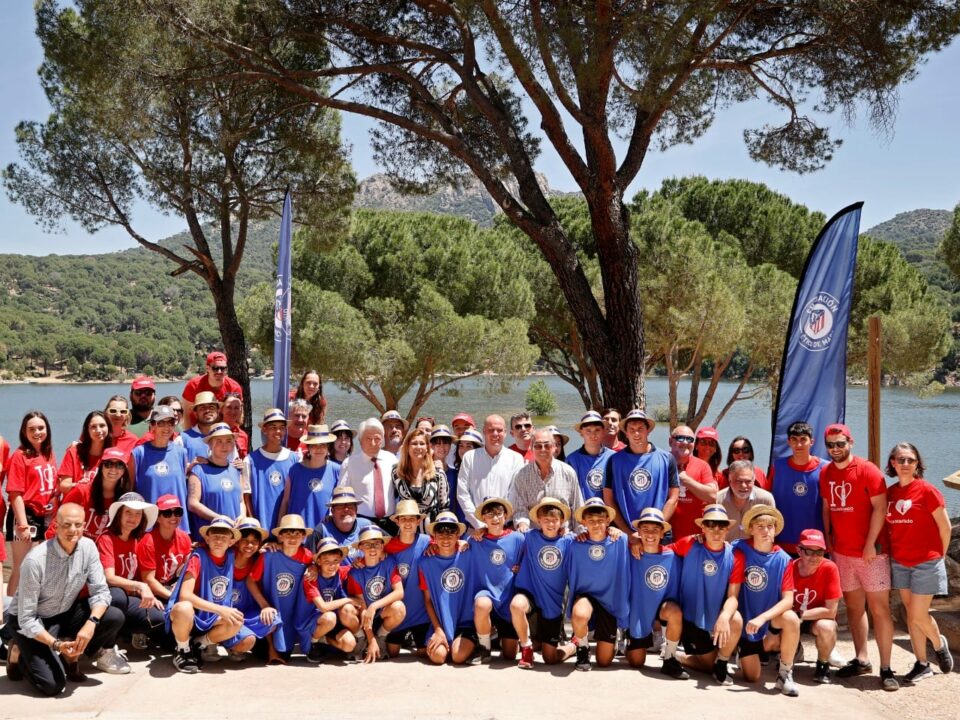 Imagen no informativa de miembros del Gobierno municipal junto con el presidente del club At. de Madrid y voluntarios, en la playa Virgen de la Nueva