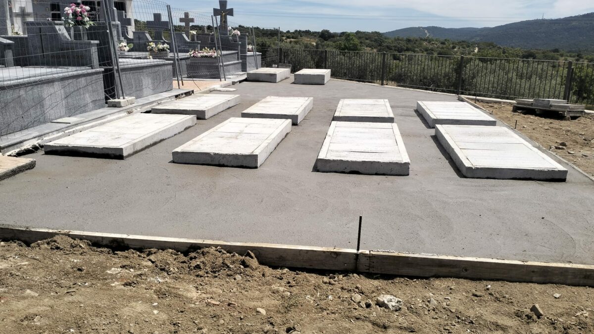 Imagen de las lápidas nuevas del cementerio