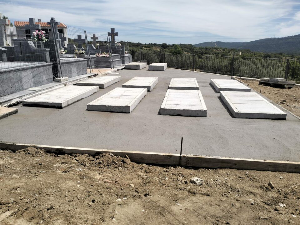 Imagen de las lápidas nuevas del cementerio