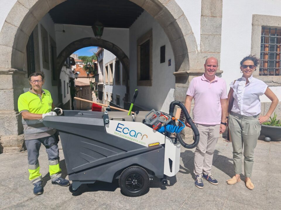 Imagen del nuevo carro eléctrico junto con el concejal de Servicios y la representante de la empresa PreZero