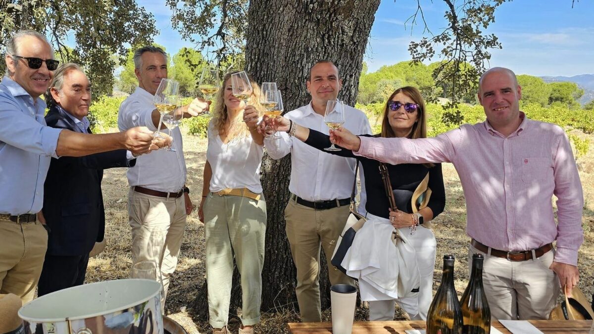 La alcaldesa, junto con el Consejero de Medio Ambiente y otros participantes en la jornada de vendimia ecológica