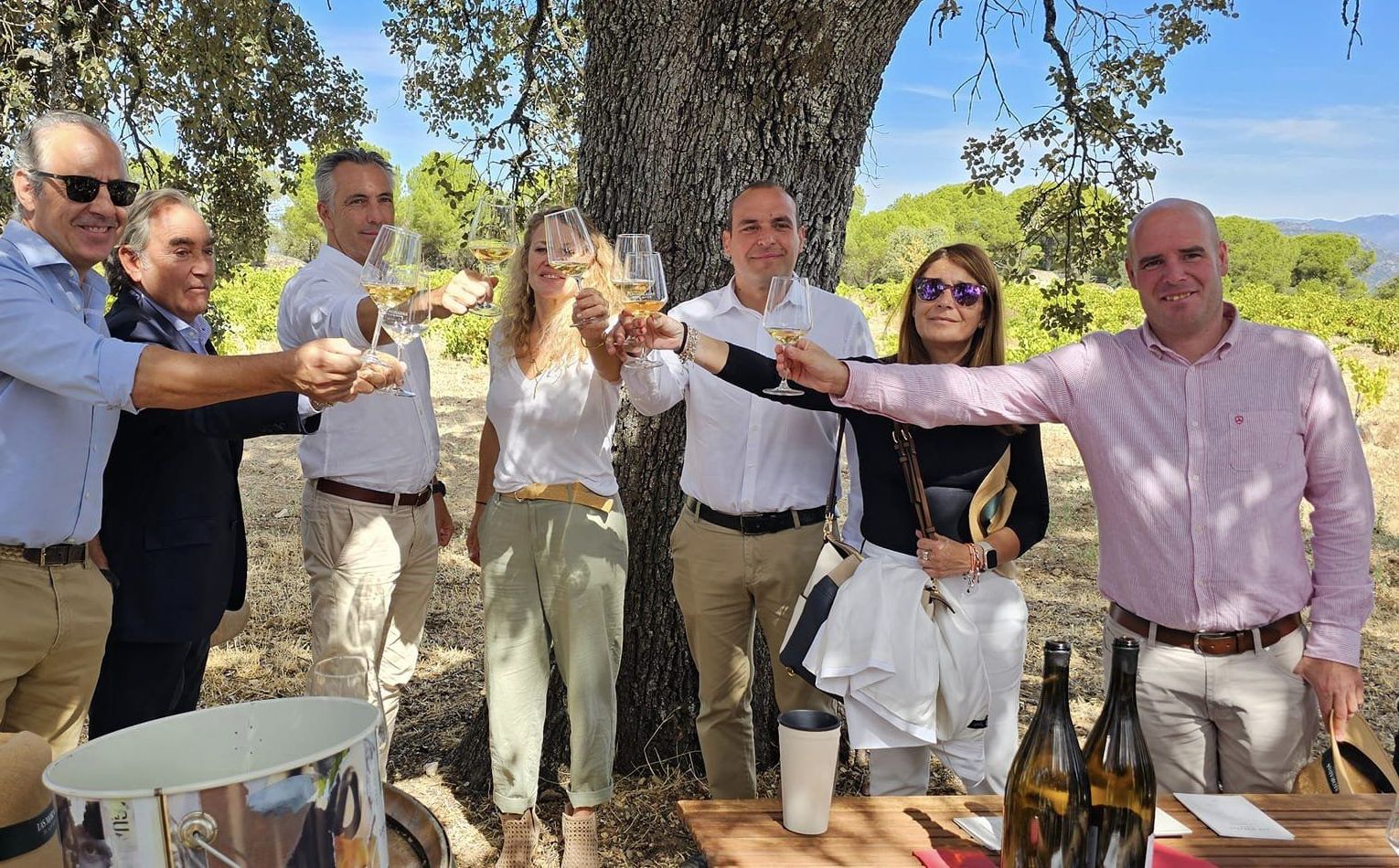 La alcaldesa, junto con el Consejero de Medio Ambiente y otros participantes en la jornada de vendimia ecológica