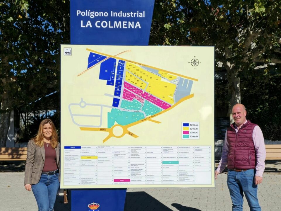 La alcaldesa, junto con el concejal de Servicios con la nueva señalización del polígono industrial