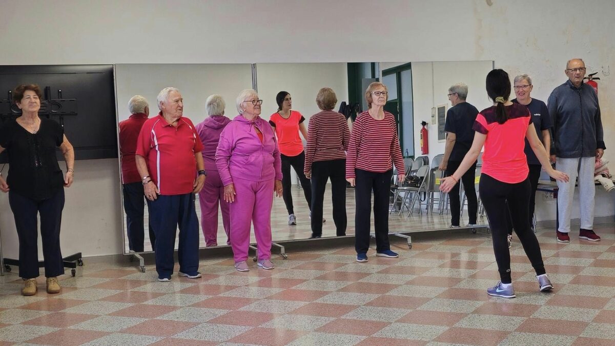 Imagen de personas mayores haciendo ejercicio.