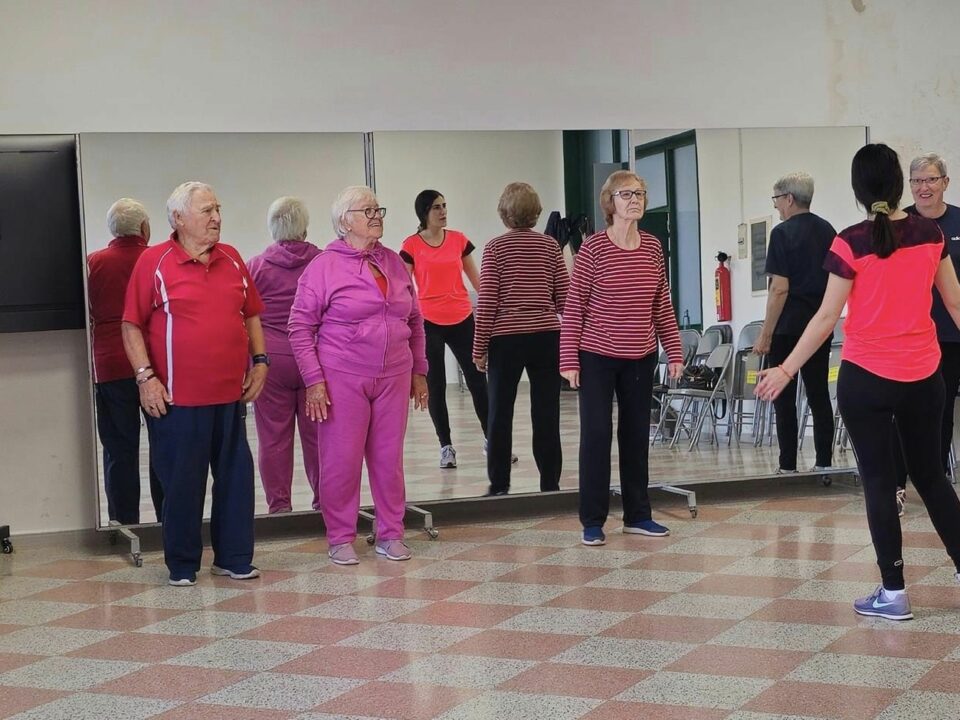 Imagen de personas mayores haciendo ejercicio.