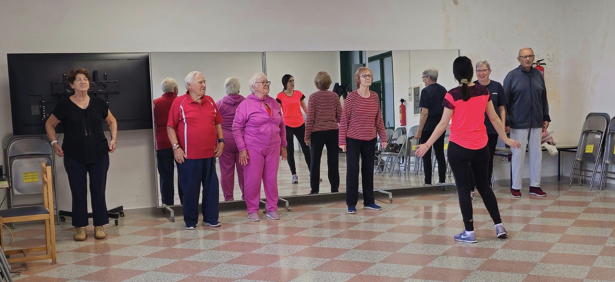 Imagen de personas mayores haciendo ejercicio.