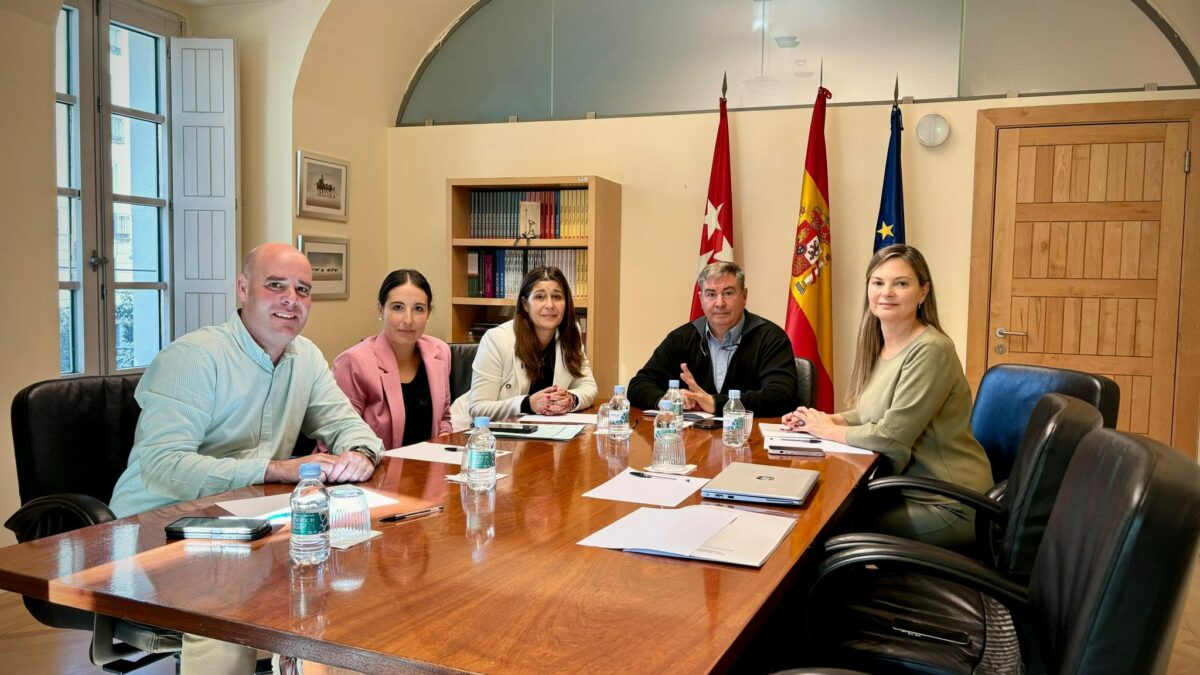 Imagen reunión del viceconsejero de presidencia y miembros del gobierno municipal