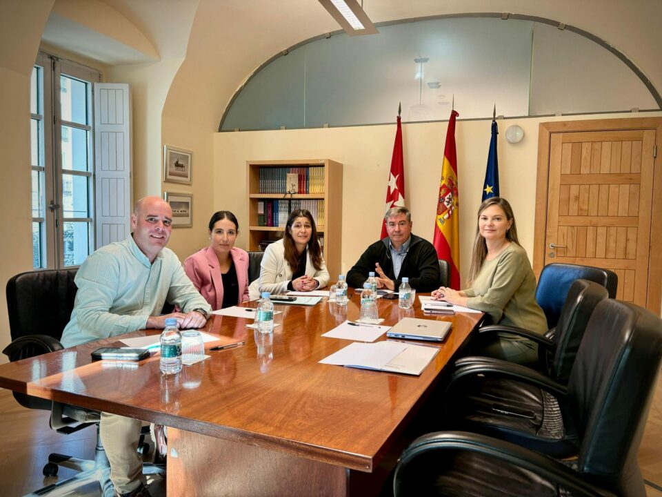 Imagen reunión del viceconsejero de presidencia y miembros del gobierno municipal