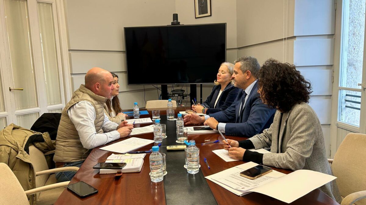 Reunión de miembros del Gobierno municipal con el consejero de Vivienda, Transportes de la Comunidad de Madrid