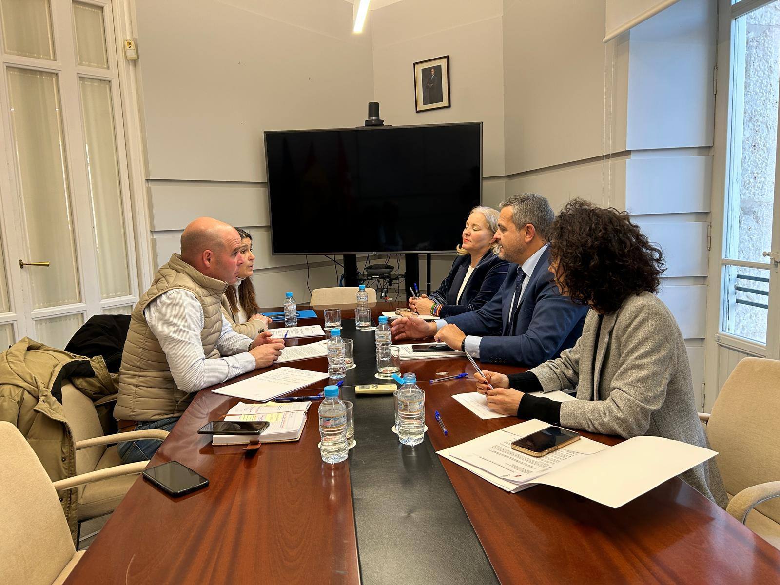 Reunión de miembros del Gobierno municipal con el consejero de Vivienda, Transportes de la Comunidad de Madrid