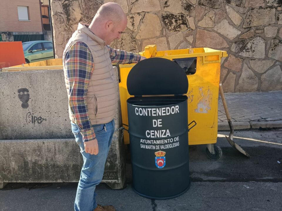 El concejal de Servicios junto a uno de los nuevos contenedores de cenizas.